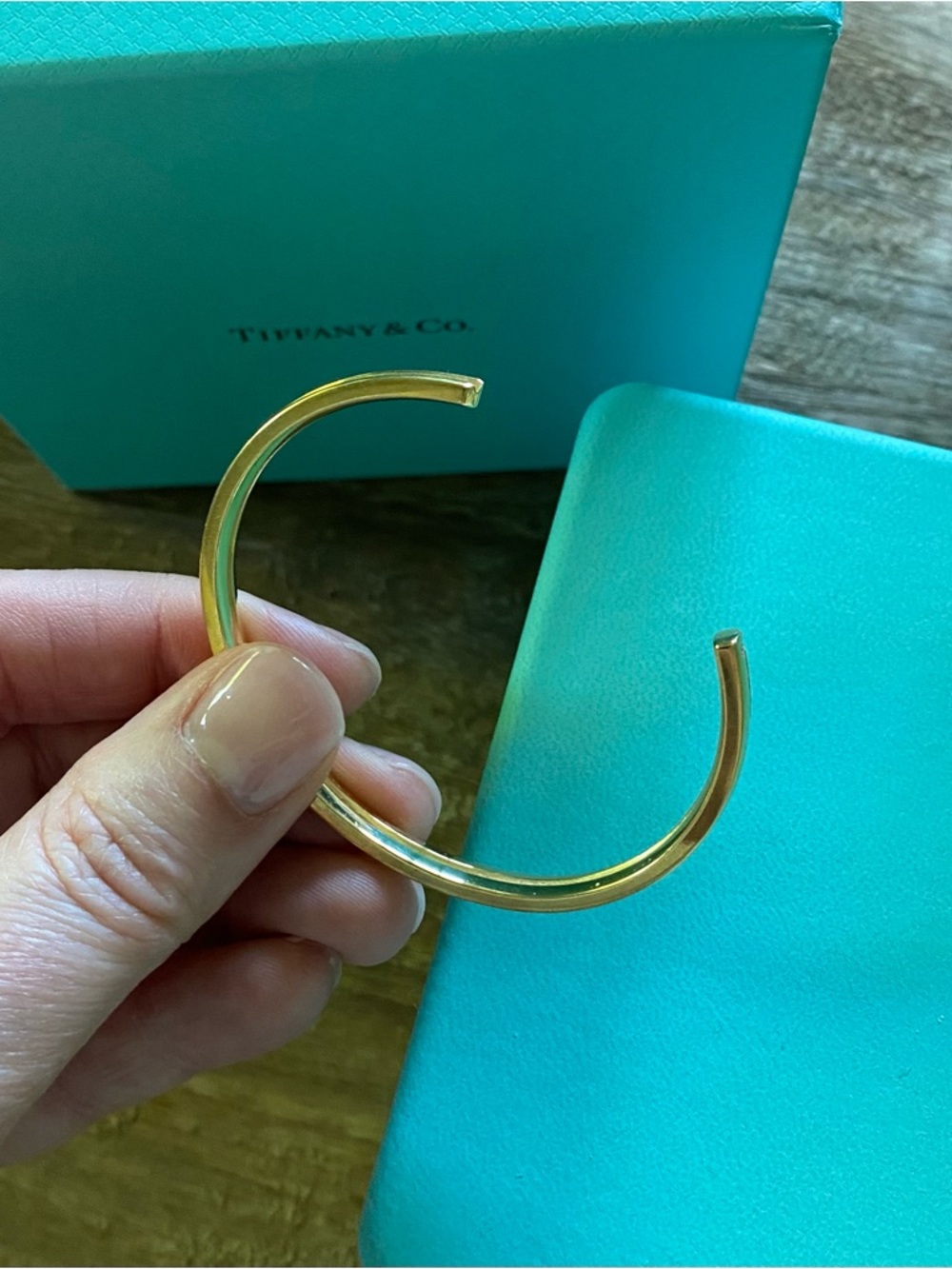 TIFFANY & CO. - 18 Carat Yellow Gold and Diamond Key
T Cuff with Leather Box - Picture 9 of 16
